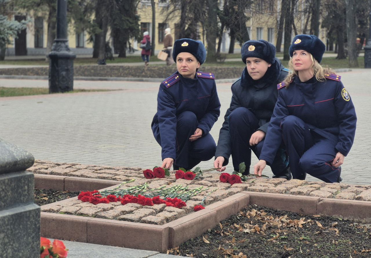 Офицеры следственного управления СК России по Тамбовской области почтили память дважды Героя Советского Союза Василия Степановича Петрова Офицеры следственного управления СК России по Тамбовской области почтили память дважды Героя Советского Союза Василия Степановича Петрова