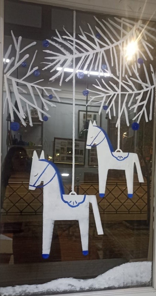 Вместо красной огненной — белая расписная: окна тамбовской художественной школы украсили к Новому году