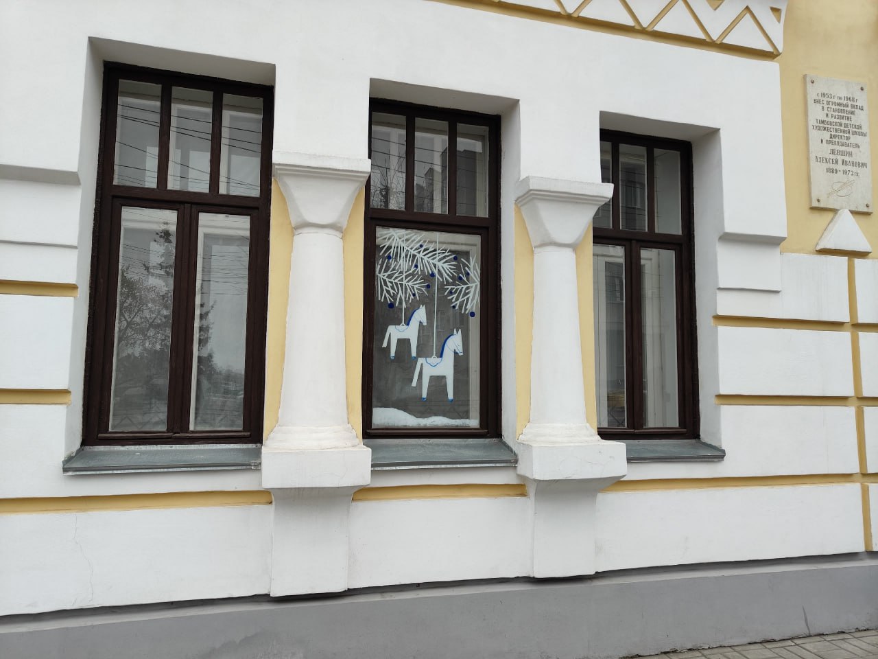 Вместо красной огненной — белая расписная: окна тамбовской художественной школы украсили к Новому году Вместо красной огненной — белая расписная: окна тамбовской художественной школы украсили к Новому году