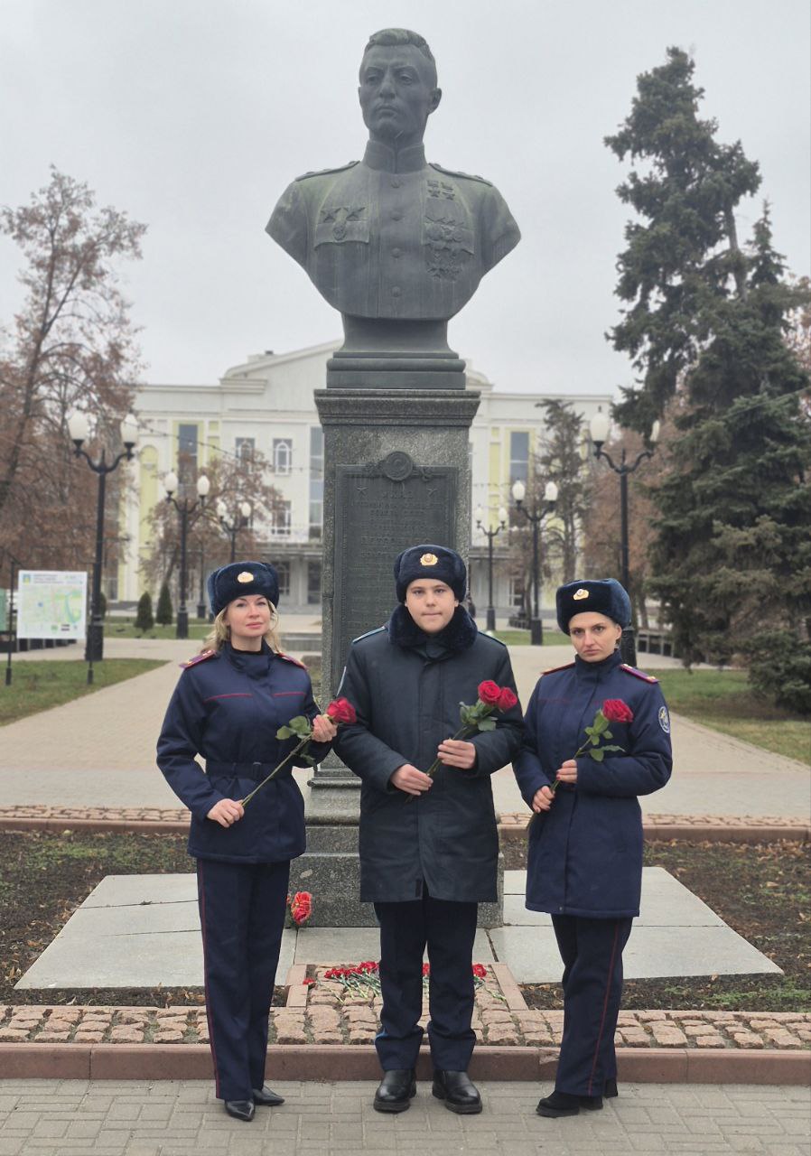 Офицеры следственного управления СК России по Тамбовской области почтили память дважды Героя Советского Союза Василия Степановича Петрова Офицеры следственного управления СК России по Тамбовской области почтили память дважды Героя Советского Союза Василия Степановича Петрова