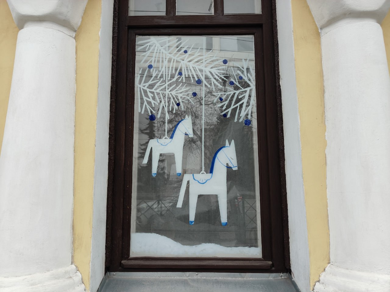 Вместо красной огненной — белая расписная: окна тамбовской художественной школы украсили к Новому году Вместо красной огненной — белая расписная: окна тамбовской художественной школы украсили к Новому году