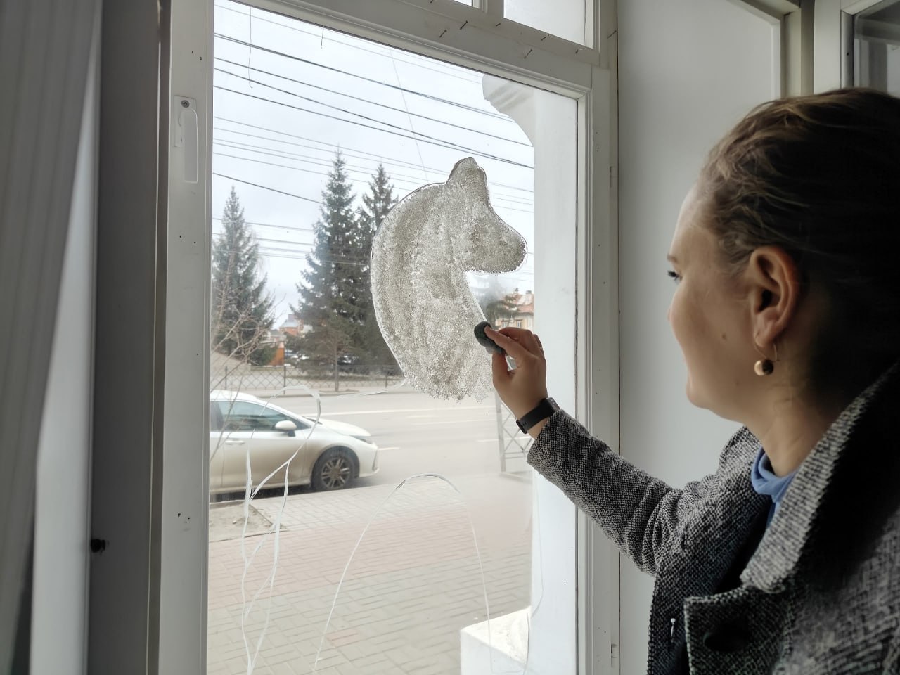 Вместо красной огненной — белая расписная: окна тамбовской художественной школы украсили к Новому году Вместо красной огненной — белая расписная: окна тамбовской художественной школы украсили к Новому году