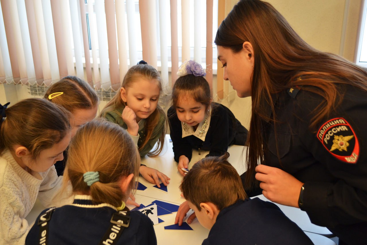 Первоклассники МАОУ СОШ № 17 осваивают Правила дорожного движения в автогородке Первоклассники МАОУ СОШ № 17 осваивают Правила дорожного движения в автогородке