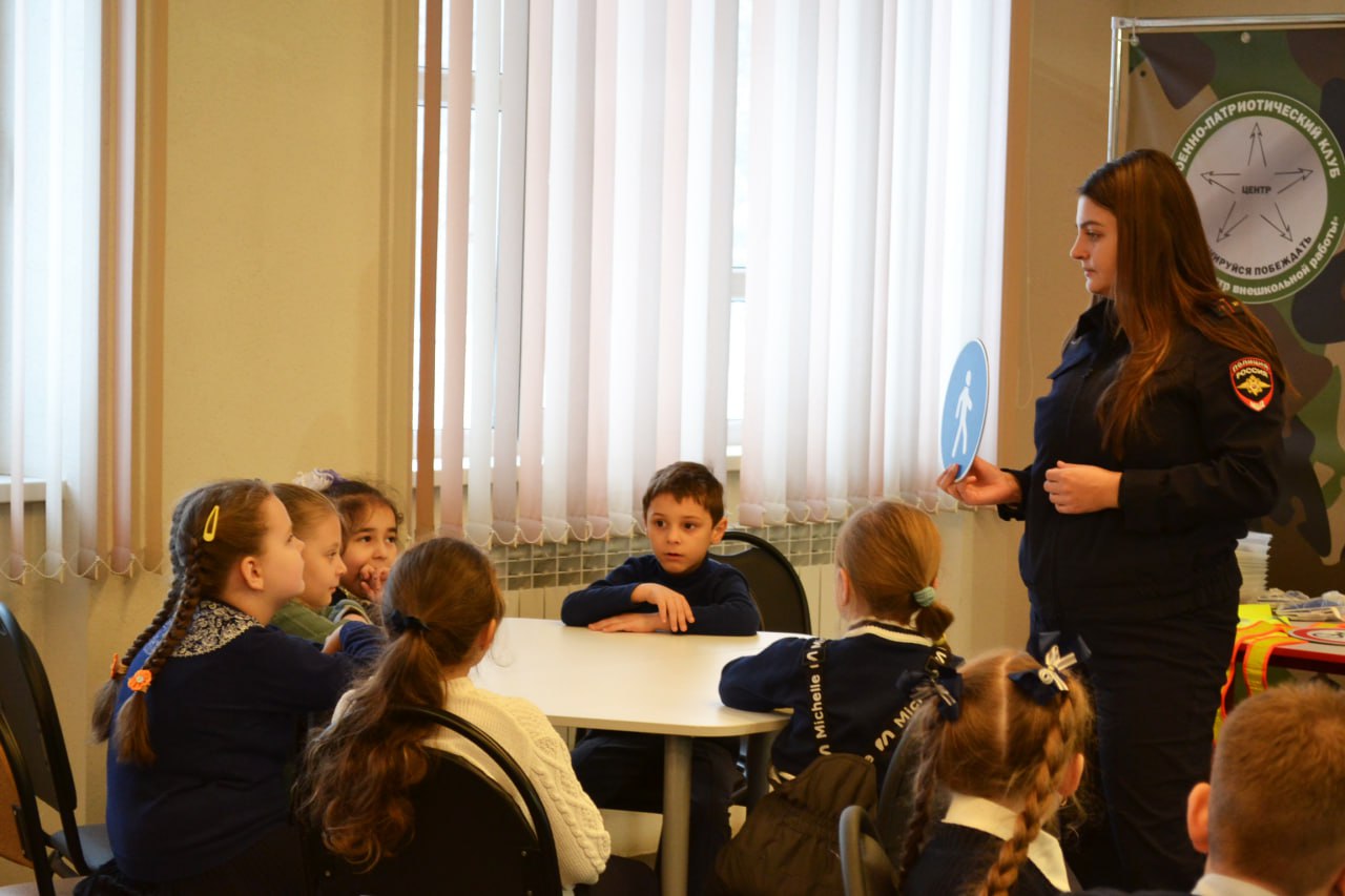 Первоклассники МАОУ СОШ № 17 осваивают Правила дорожного движения в автогородке Первоклассники МАОУ СОШ № 17 осваивают Правила дорожного движения в автогородке