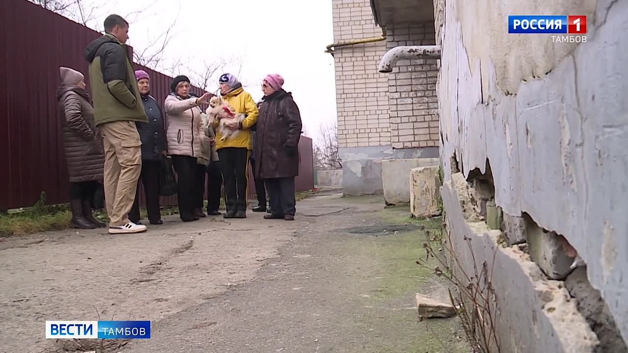 Фасад разваливается, благоустройства нет, а управляющая компания бездействует - такая ситуация, по словам жильцов, сложилась вокруг дома №70 по улице Колхозная