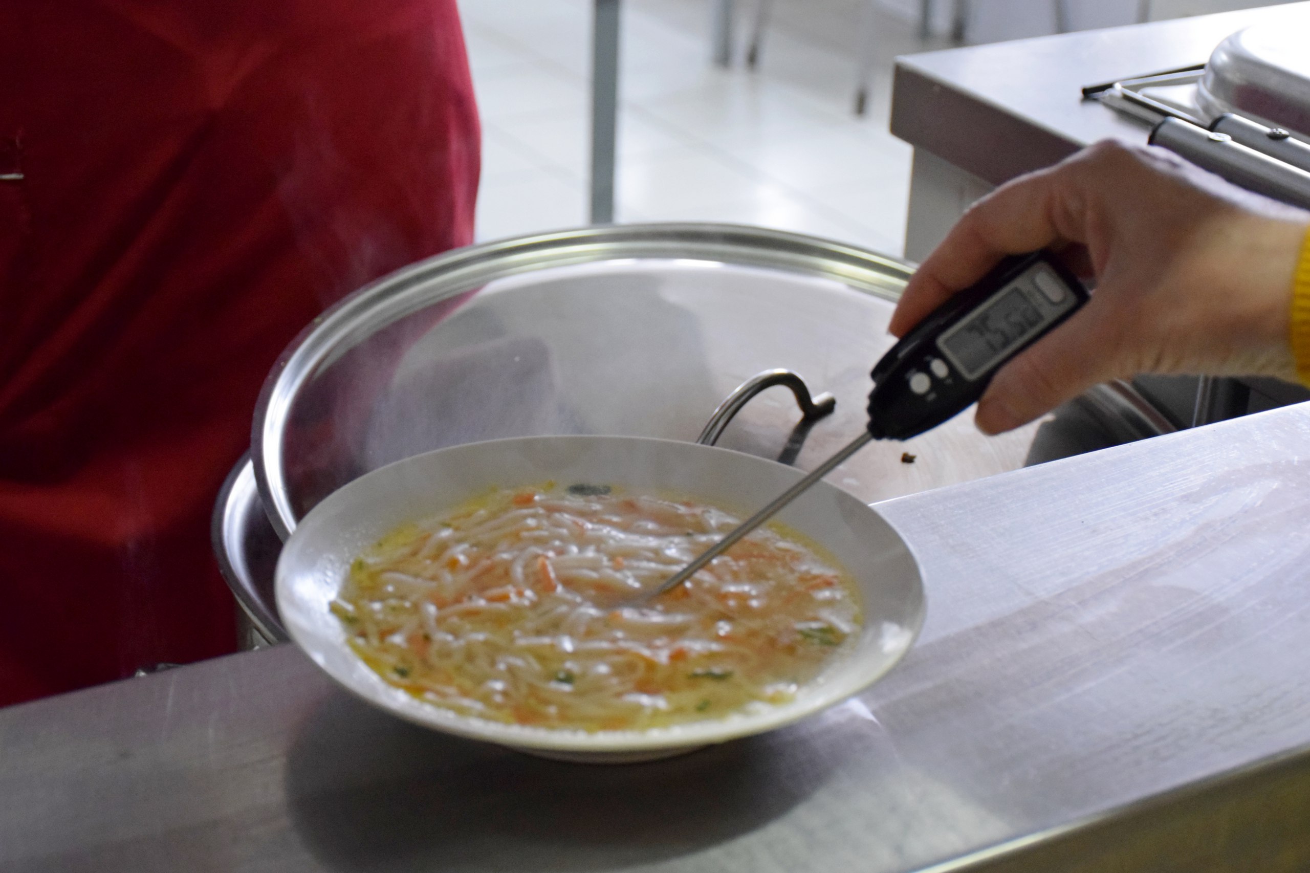 Сегодня специальная комиссия оценила организацию горячего питания в школе №30 Сегодня специальная комиссия оценила организацию горячего питания в школе №30