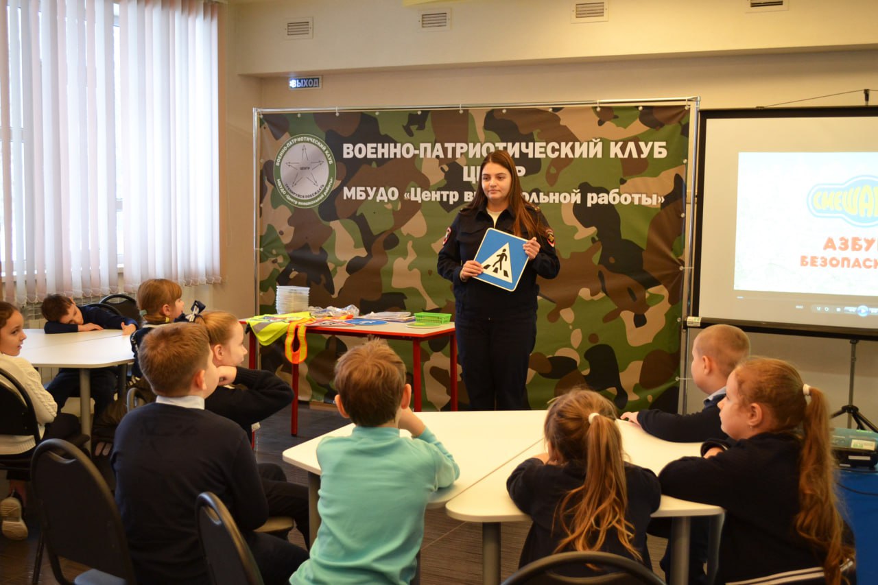 Первоклассники МАОУ СОШ № 17 осваивают Правила дорожного движения в автогородке