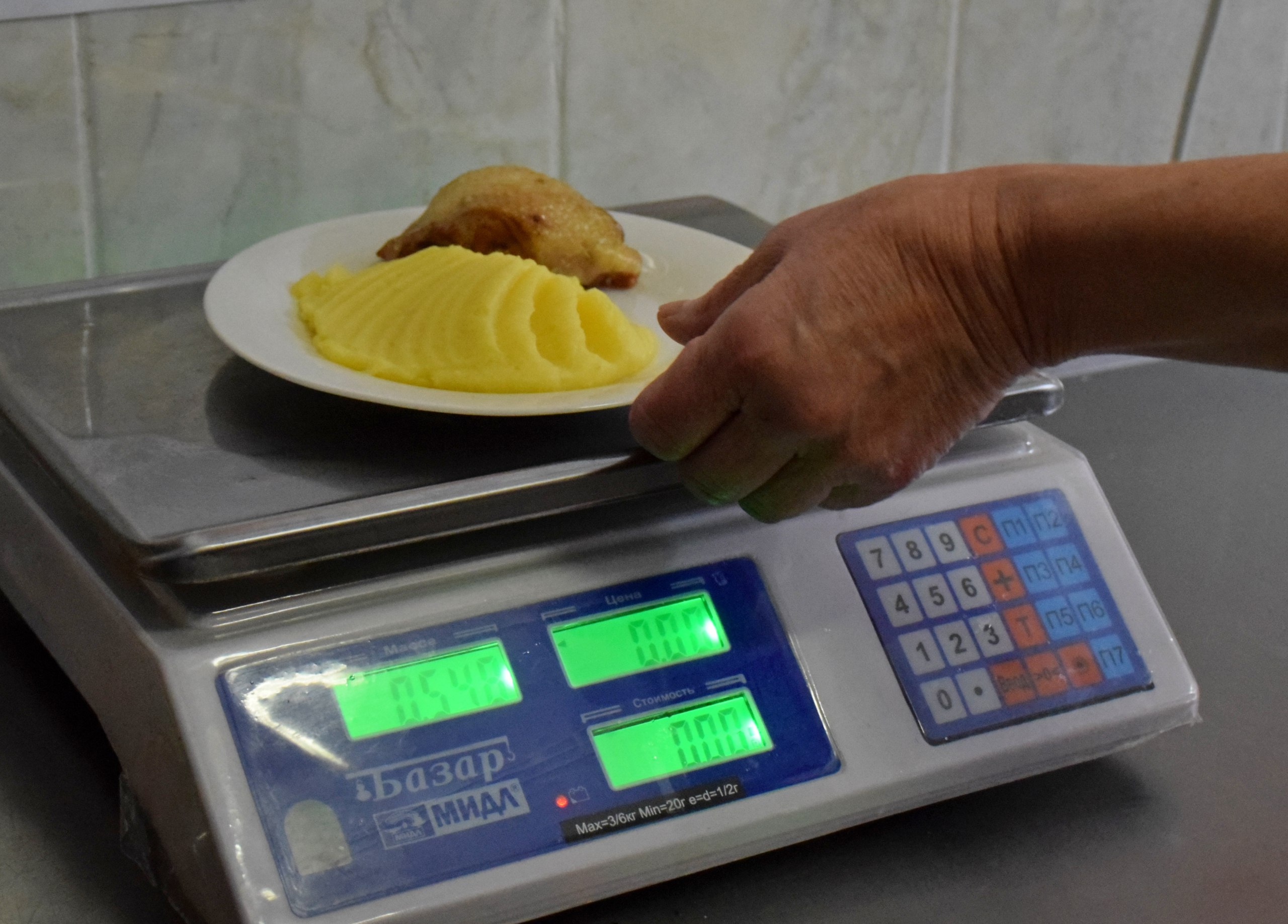 Сегодня специальная комиссия оценила организацию горячего питания в школе №30 Сегодня специальная комиссия оценила организацию горячего питания в школе №30