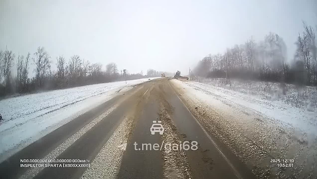 На трассе под Тамбовом в лобовом столкновении погиб водитель УАЗа