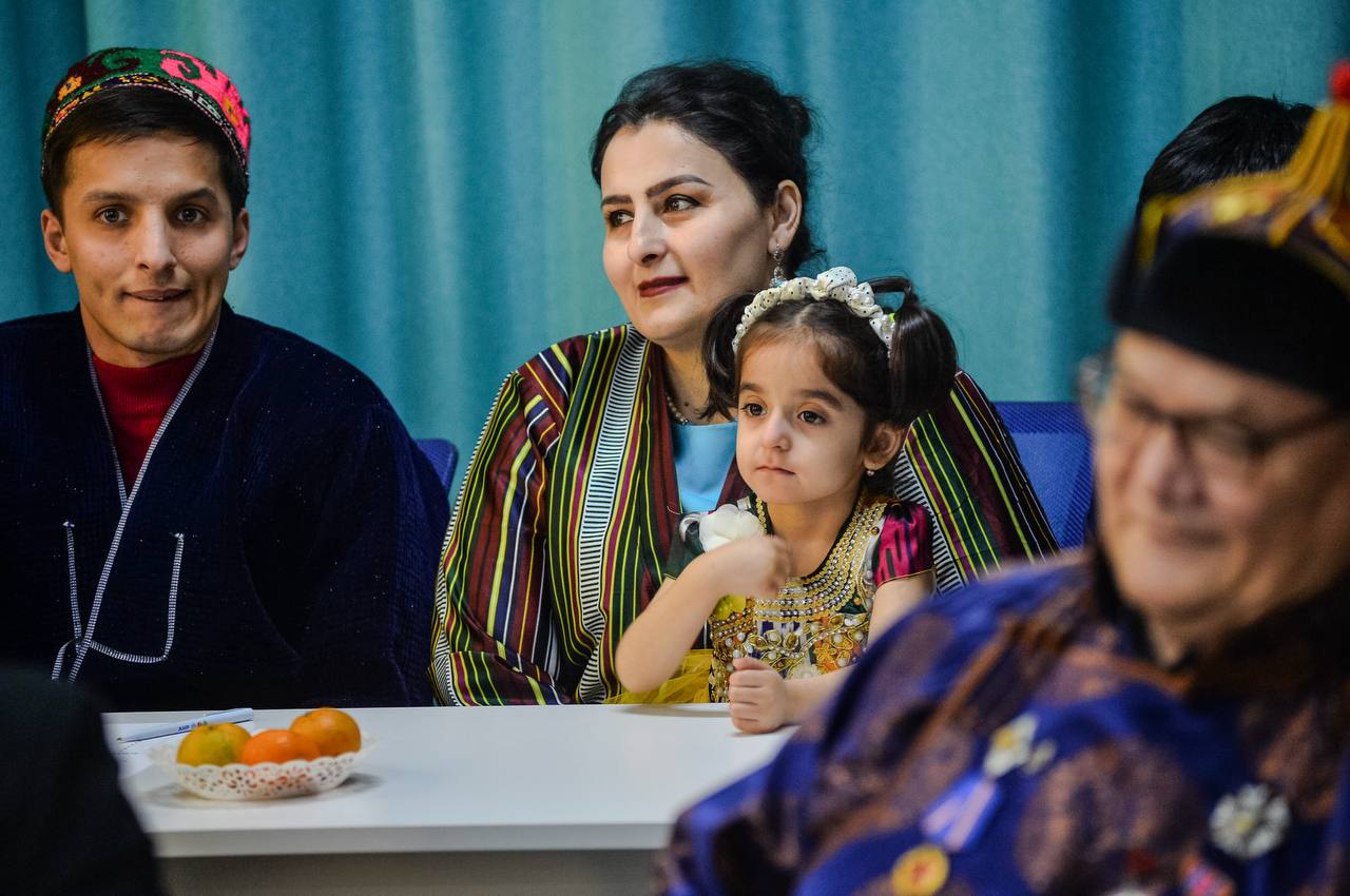 12 декабря в Штабе общественной поддержки «Единой России» в рамках проекта «Мы дружим! Межнациональное единство на тамбовской земле» состоялся этноквиз «Наш семейный калейдоскоп» 12 декабря в Штабе общественной поддержки «Единой России» в рамках проекта «Мы дружим! Межнациональное единство на тамбовской земле» состоялся этноквиз «Наш семейный калейдоскоп»