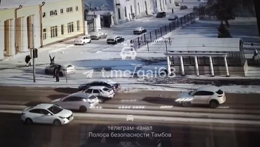 В Тамбове на Советской иномарка вылетела на тротуар и сбила девушку