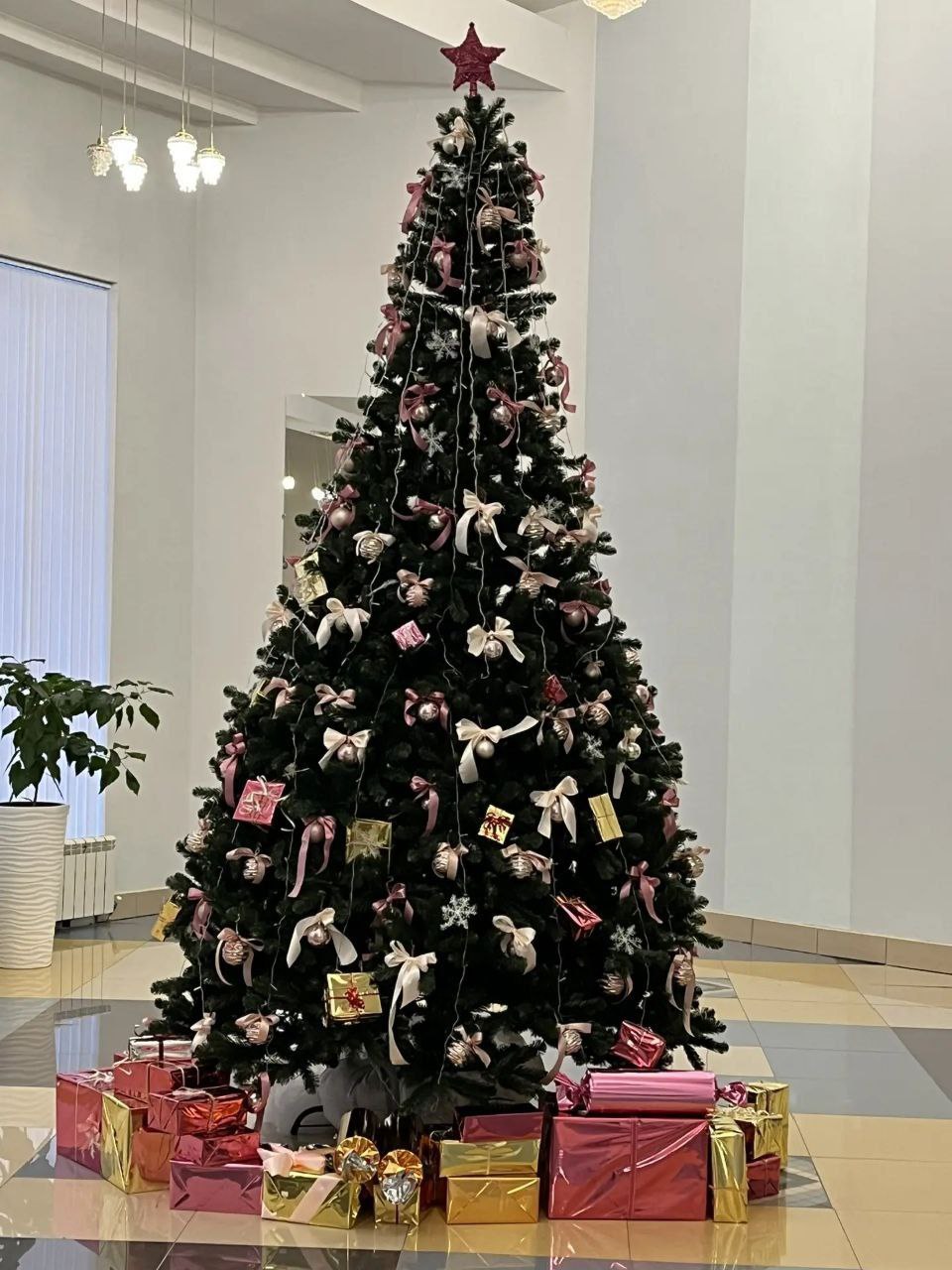 Атмосферой приближающегося праздника в эти декабрьские дни наполняются не только улицы Тамбова, но и школы Атмосферой приближающегося праздника в эти декабрьские дни наполняются не только улицы Тамбова, но и школы