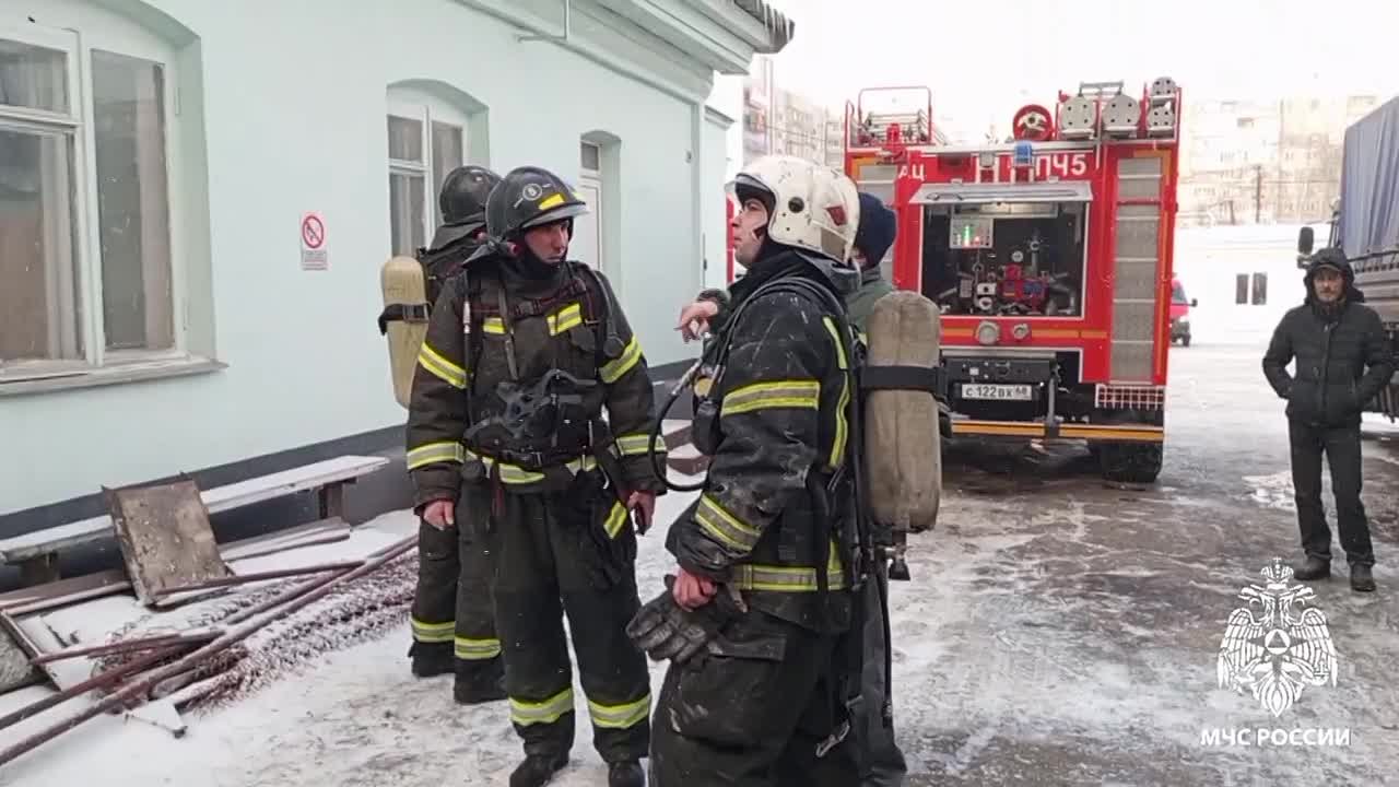 Струдники МЧС России ликвидировали возгорание в производственном здании