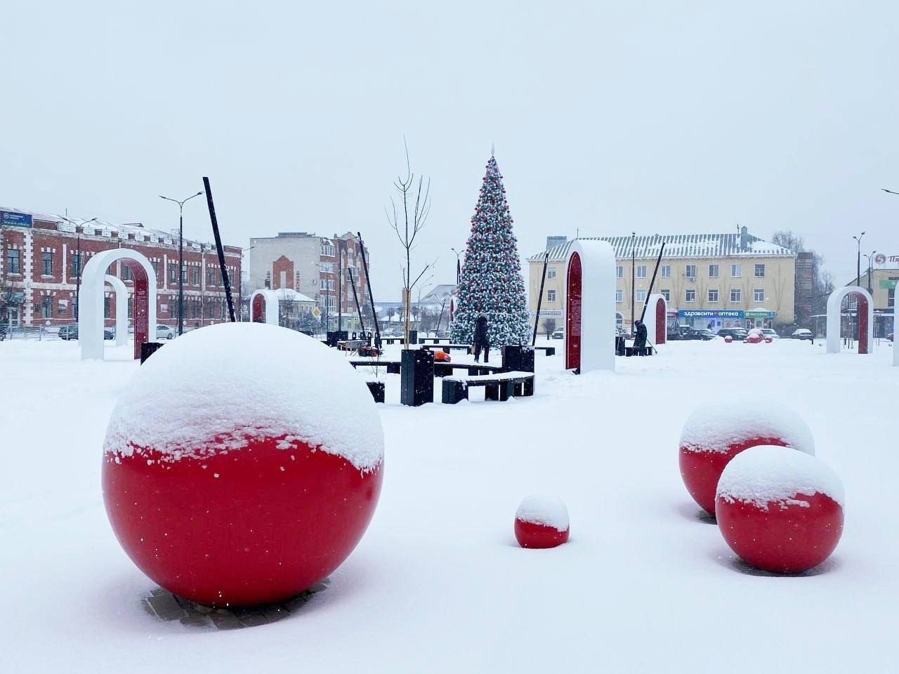 Это кадры Центральной площади в Рассказове, где завершается реализация масштабного проекта по благоустройству