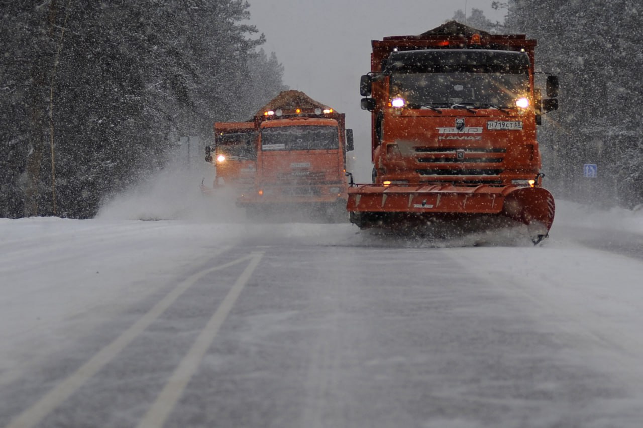 На федеральных трассах Тамбовской области в выходные дежурило 68 единиц дорожной техники