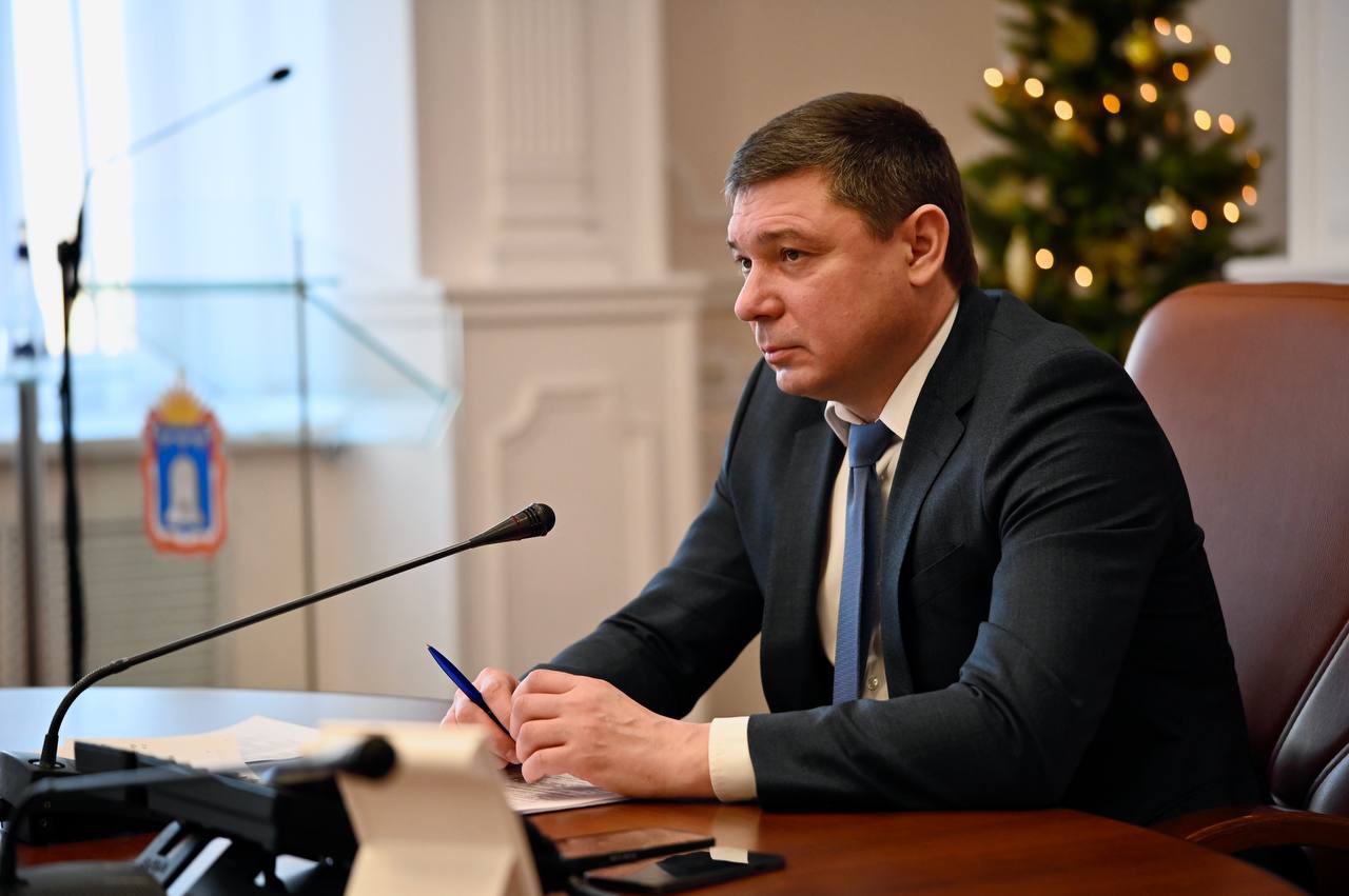 Готовность региона к зимнему содержанию дорог и объектов ЖКХ обсудили на оперативном совещании у главы области Евгения Первышова