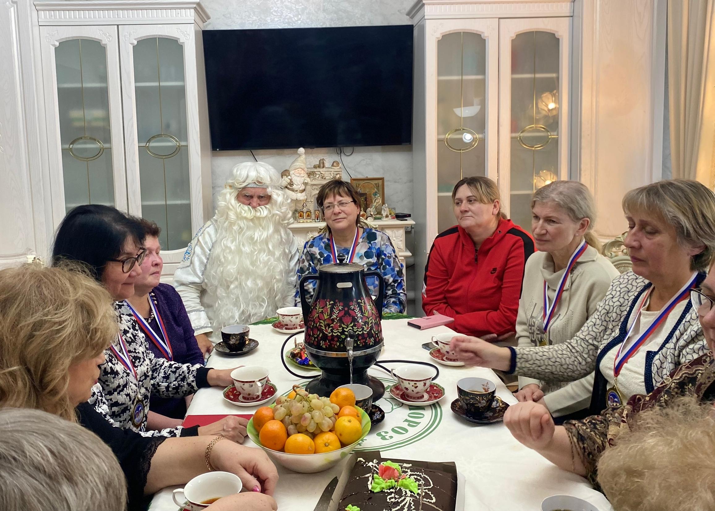 В гостях у Спортивного Деда Мороза побывали тамбовчанки — участницы клуба душевных встреч «Для СВОих», созданного на базе Центра предоставления дополнительных мер социальной помощи В гостях у Спортивного Деда Мороза побывали тамбовчанки — участницы клуба душевных встреч «Для СВОих», созданного на базе Центра предоставления дополнительных мер социальной помощи