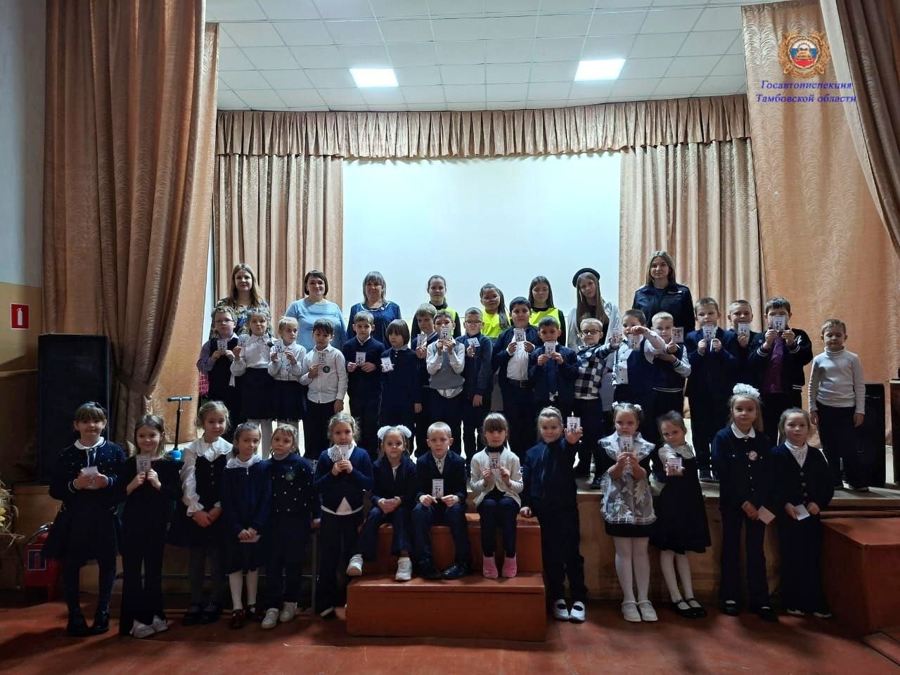 В МБОУ "Комсомольская СОШ" состоялось яркое и запоминающееся событие – посвящение первоклассников в пешеходы! Вместе с отрядом ЮИД и сотрудниками Госавтоинспекции ребята сделали свои первые уверенные шаги в мир правил...