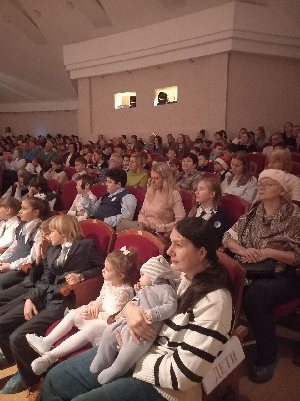 Новогодняя феерия «На старт, внимание… Ёлки!» в Детско-юношеском центре накануне дала старт новогодним мероприятиям в детских садах, школах и центрах допобразования Новогодняя феерия «На старт, внимание… Ёлки!» в Детско-юношеском центре накануне дала старт новогодним мероприятиям в детских садах, школах и центрах допобразования