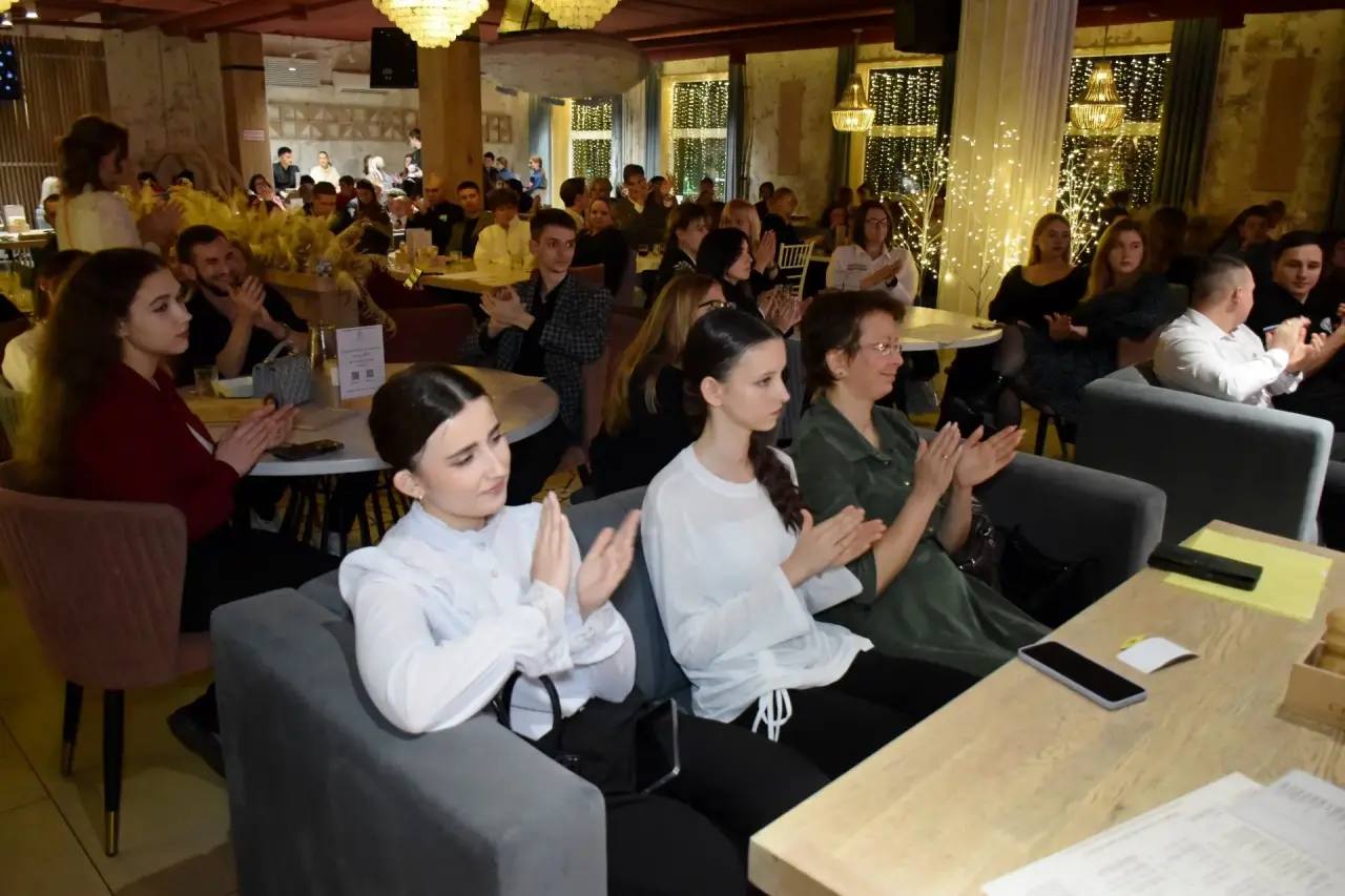 В Тамбове прошел молодежный карнавал «Метелица» - традиционное ежегодное мероприятие, которое в канун новогодних праздников со бирает студентов вузов и колледжей, активистов молодёжных и волонтёрских движений В Тамбове прошел молодежный карнавал «Метелица» - традиционное ежегодное мероприятие, которое в канун новогодних праздников со бирает студентов вузов и колледжей, активистов молодёжных и волонтёрских движений