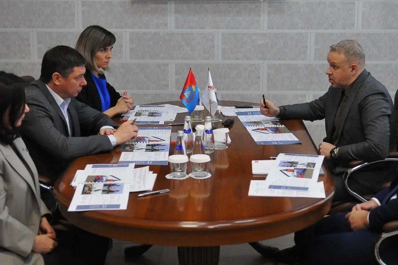 Глава Тамбовской области Евгений Первышов и начальник Юго-Восточной железной дороги Игорь Наталенко обсудили итоги совместной работы и обозначил планы на 2026 год Глава Тамбовской области Евгений Первышов и начальник Юго-Восточной железной дороги Игорь Наталенко обсудили итоги совместной работы и обозначил планы на 2026 год