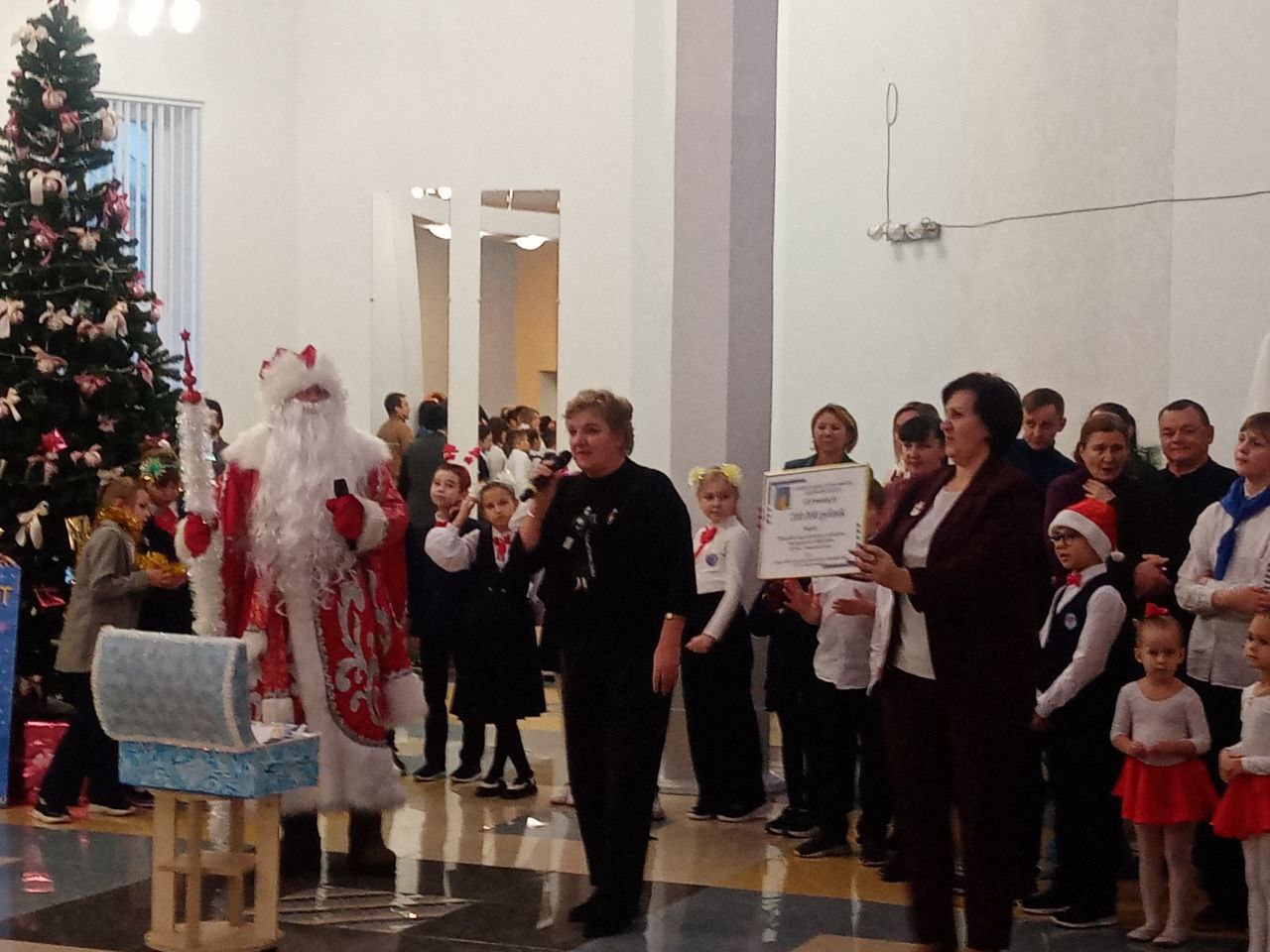 Новогодняя феерия «На старт, внимание… Ёлки!» в Детско-юношеском центре накануне дала старт новогодним мероприятиям в детских садах, школах и центрах допобразования