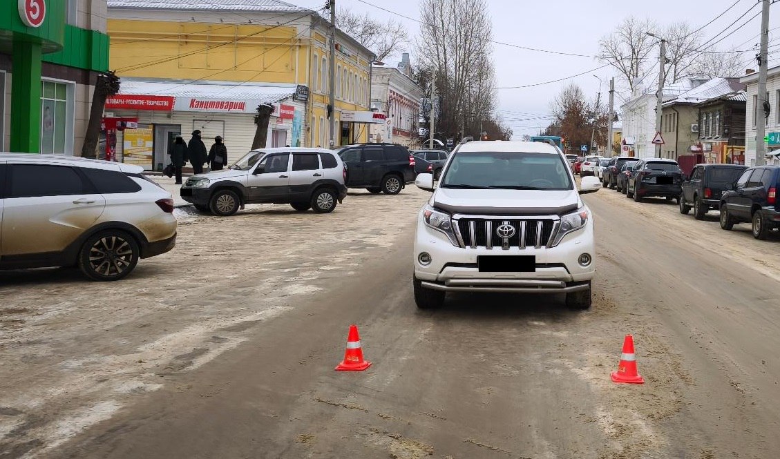 16 декабря в двенадцать часов дня в районе дома №55 по улице Интернациональная города Моршанска водитель автомобиля «Toyota Land Cruiser», мужчина 1965 года рождения, допустил наезд на пешехода, женщину 1957 года рождения... 16 декабря в двенадцать часов дня в районе дома №55 по улице Интернациональная города Моршанска водитель автомобиля «Toyota Land Cruiser», мужчина 1965 года рождения, допустил наезд на пешехода, женщину 1957 года рождения...