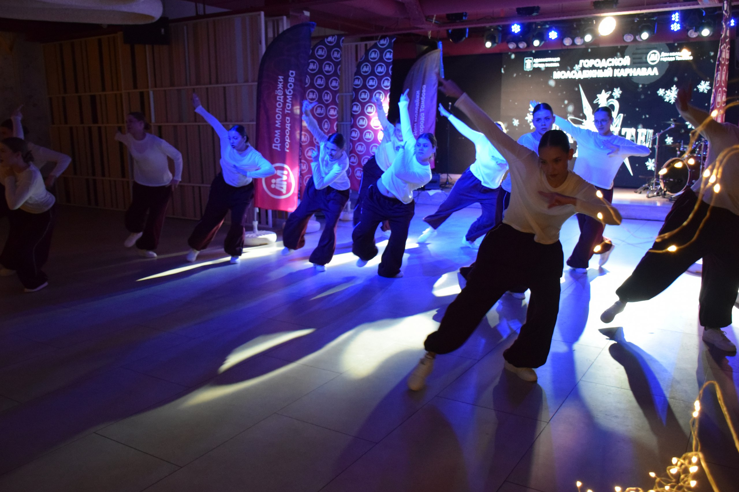 В Тамбове прошел молодежный карнавал «Метелица» - традиционное ежегодное мероприятие, которое в канун новогодних праздников со бирает студентов вузов и колледжей, активистов молодёжных и волонтёрских движений В Тамбове прошел молодежный карнавал «Метелица» - традиционное ежегодное мероприятие, которое в канун новогодних праздников со бирает студентов вузов и колледжей, активистов молодёжных и волонтёрских движений