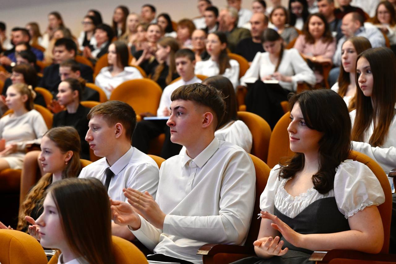 18 декабря глава региона Евгений Первышов вручил награды школьникам и студентам Тамбовской области, которые добились высоких результатов на международных и всероссийских конкурсах, спортивных соревнованиях в 2025 году 18 декабря глава региона Евгений Первышов вручил награды школьникам и студентам Тамбовской области, которые добились высоких результатов на международных и всероссийских конкурсах, спортивных соревнованиях в 2025 году