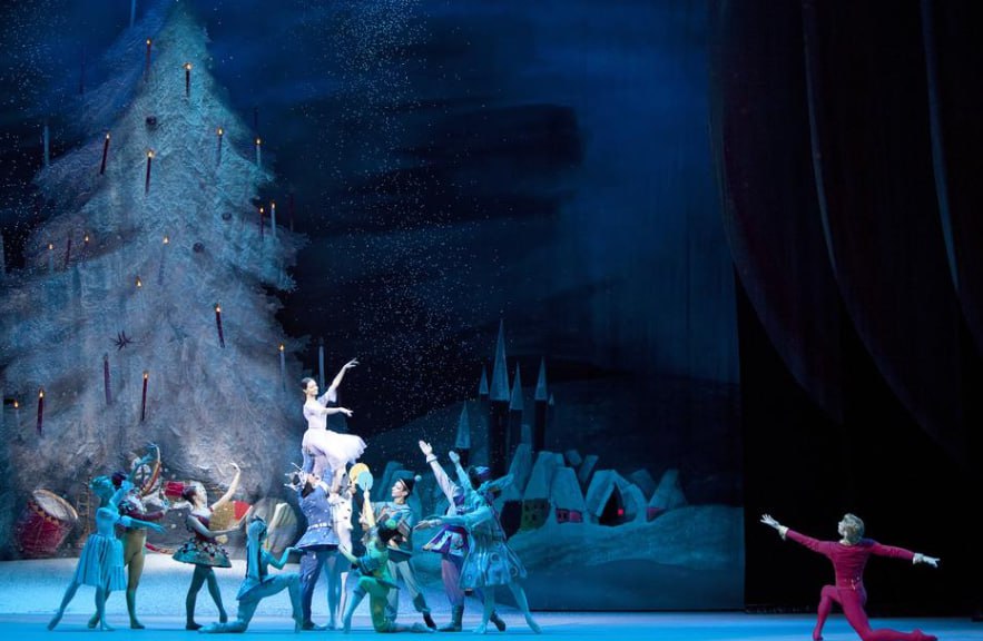 18 декабря 1892 года в петербургском Императорском Мариинском театре прошла премьера двухактного балета-феерии Петра Чайковского «Щелкунчик» (6+)