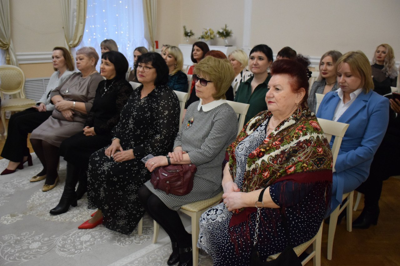 С принятием в 1917 году Советом Народных Комиссаров декрета «О гражданском браке, о детях и о ведении книг актов состояния» началось в нашей стране создание системы записи актов гражданского состояния, которая пришла на... С принятием в 1917 году Советом Народных Комиссаров декрета «О гражданском браке, о детях и о ведении книг актов состояния» началось в нашей стране создание системы записи актов гражданского состояния, которая пришла на...