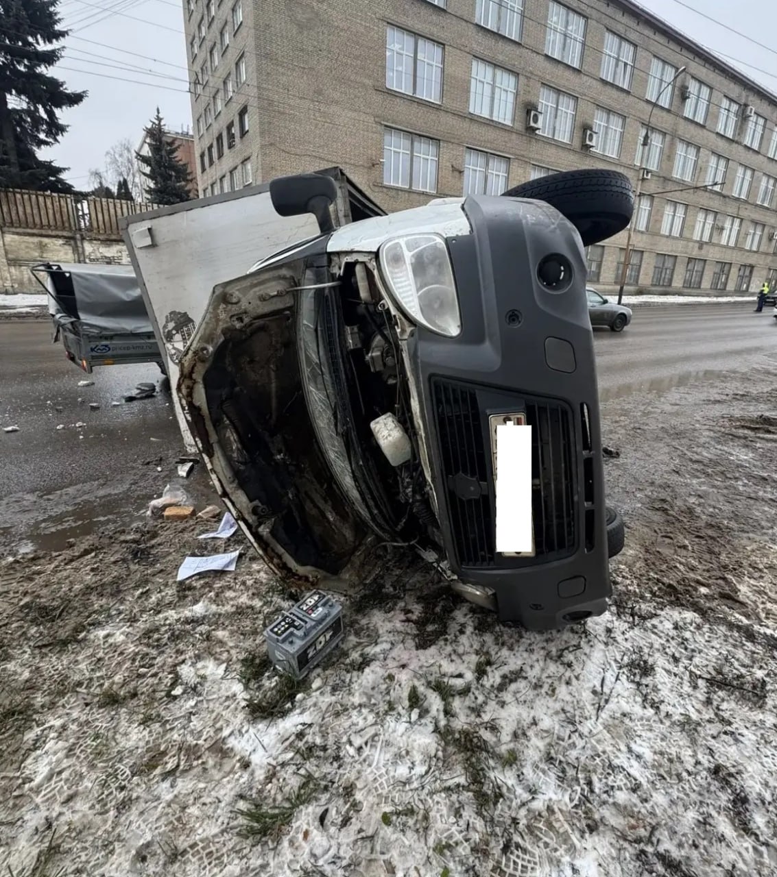 17 декабря в десять часов утра в районе дома №93 по улице Октябрьской города Тамбова, мужчина 2003 года рождения, управляя автомобилем «ГАЗ» не справился с управлением, выехал на полосу встречного движения (выезд разрешен)... 17 декабря в десять часов утра в районе дома №93 по улице Октябрьской города Тамбова, мужчина 2003 года рождения, управляя автомобилем «ГАЗ» не справился с управлением, выехал на полосу встречного движения (выезд разрешен)...