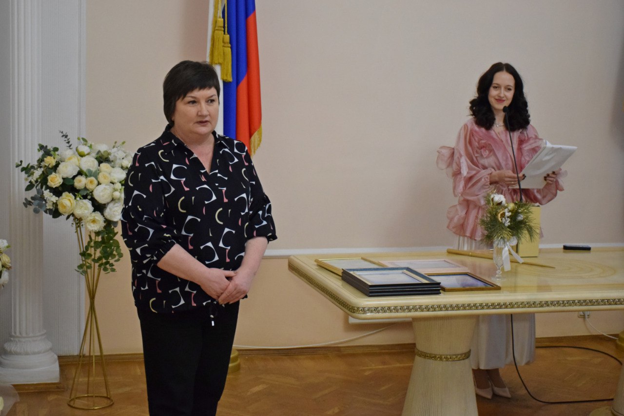 С принятием в 1917 году Советом Народных Комиссаров декрета «О гражданском браке, о детях и о ведении книг актов состояния» началось в нашей стране создание системы записи актов гражданского состояния, которая пришла на... С принятием в 1917 году Советом Народных Комиссаров декрета «О гражданском браке, о детях и о ведении книг актов состояния» началось в нашей стране создание системы записи актов гражданского состояния, которая пришла на...