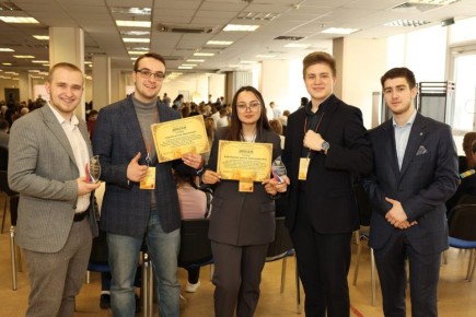 Путевка в международный лагерь «Артек» для подростков и стажировка в государственных и муниципальных органах власти субъектов России для взрослых участников — такая награда ждет победителей всероссийского конкурса «История...