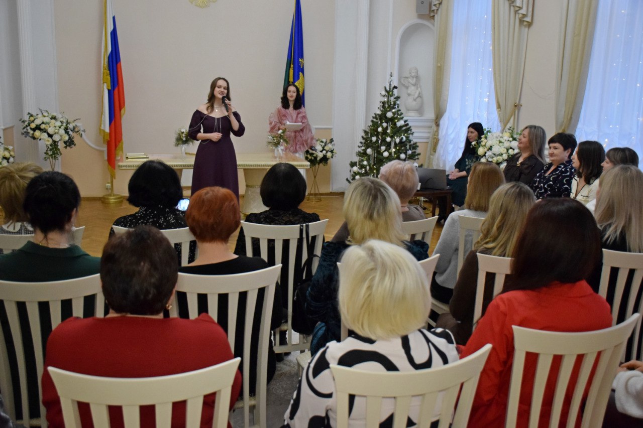 С принятием в 1917 году Советом Народных Комиссаров декрета «О гражданском браке, о детях и о ведении книг актов состояния» началось в нашей стране создание системы записи актов гражданского состояния, которая пришла на... С принятием в 1917 году Советом Народных Комиссаров декрета «О гражданском браке, о детях и о ведении книг актов состояния» началось в нашей стране создание системы записи актов гражданского состояния, которая пришла на...