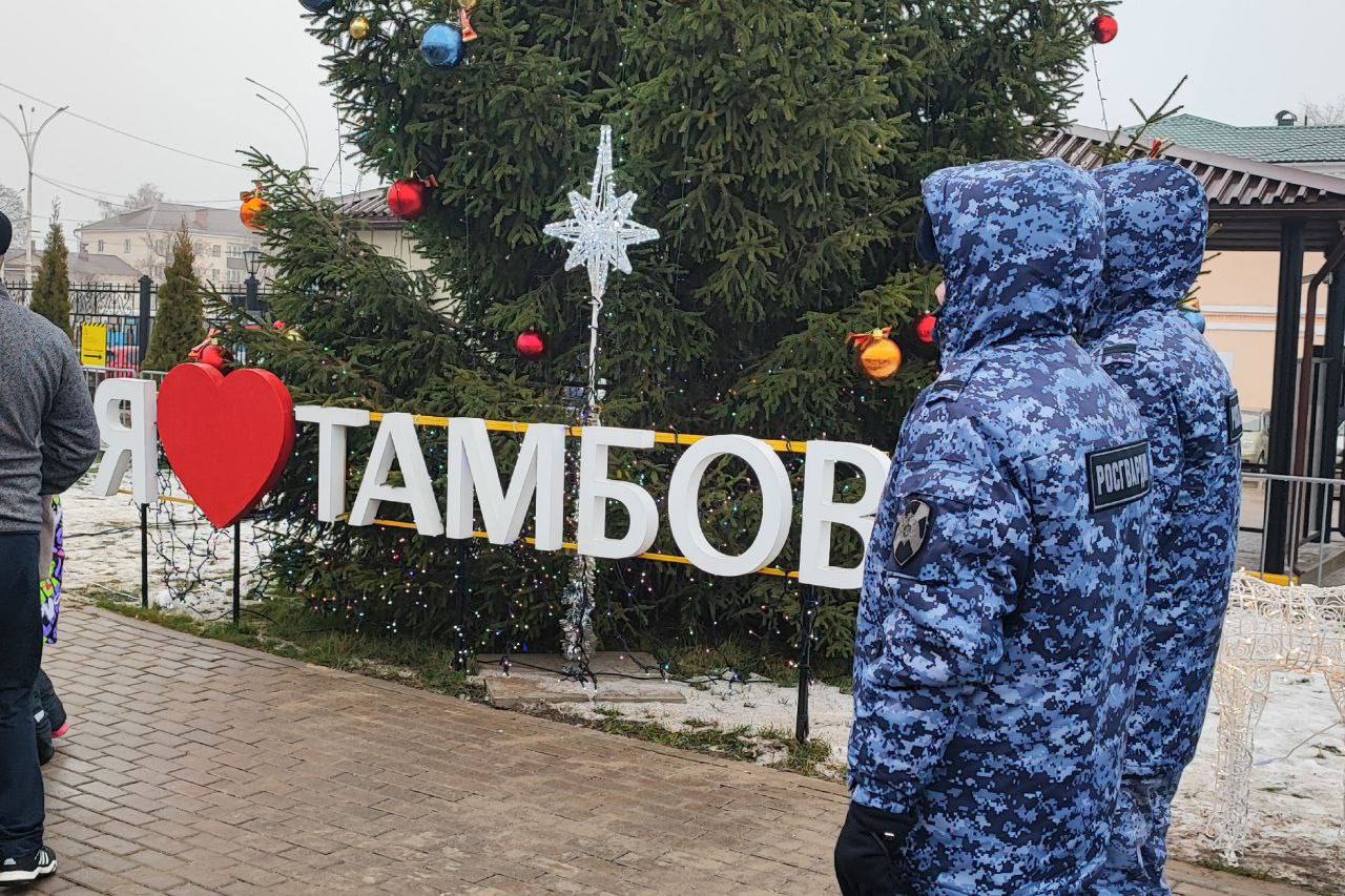 Росгвардейцы обеспечили безопасность пребывания поезда Деда Мороза в Тамбове