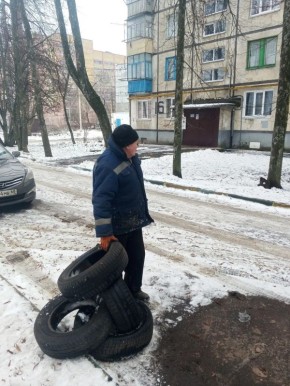 Городские службы наводят красоту и порядок на улицах Тамбова, не только устанавливая новогодние ели и инсталляции, но и освобождая территории от мусора и хлама