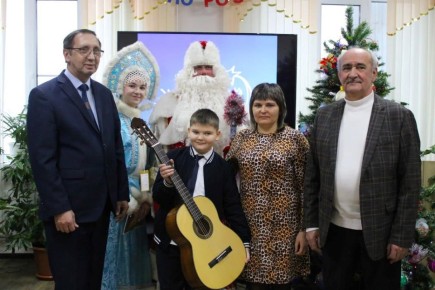 Министр культуры Тамбовской области Юрий Голубев принял участие во всероссийской акции «Ёлка желаний» и осуществил желание 10-летнего мальчика Егора, проживающего в селе Булгаково Жердевского муниципального округа