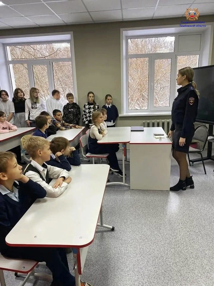 "Безопасность на дорогах: Важная беседа о ПДД в школе!"