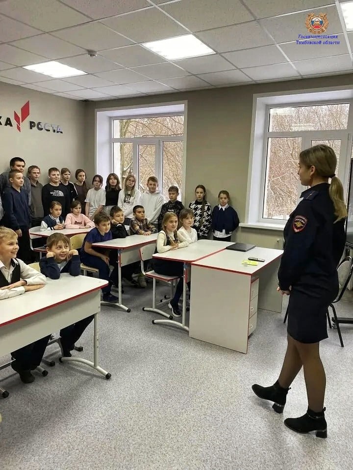 "Безопасность на дорогах: Важная беседа о ПДД в школе!" "Безопасность на дорогах: Важная беседа о ПДД в школе!"