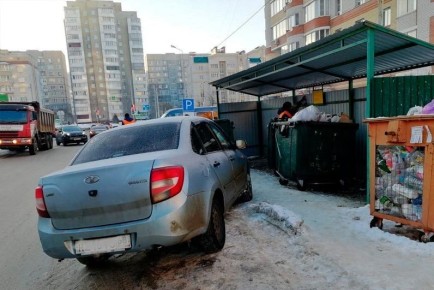 Водителям Тамбова напомнили о штрафах за парковку у мусорных контейнеров