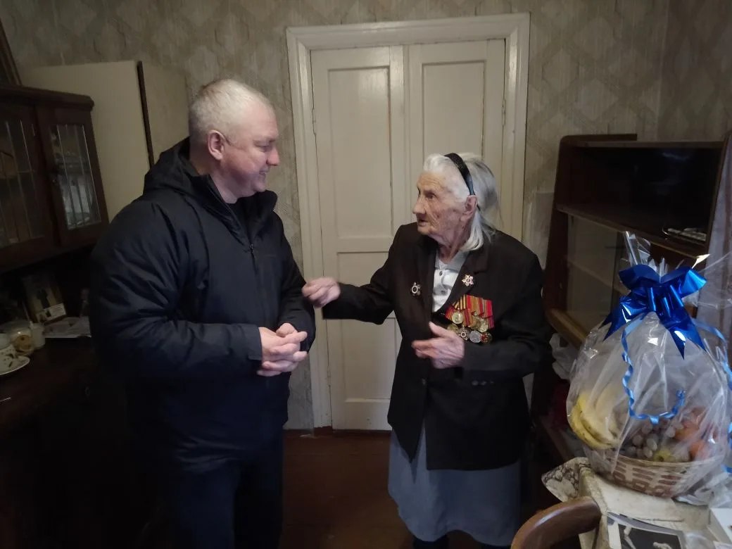 Сегодня в канун Нового года глава администрации Тамбова Максим Косенков и его заместители навестили тех, кто ковал Победу в самые трудные времена для нашей страны Сегодня в канун Нового года глава администрации Тамбова Максим Косенков и его заместители навестили тех, кто ковал Победу в самые трудные времена для нашей страны