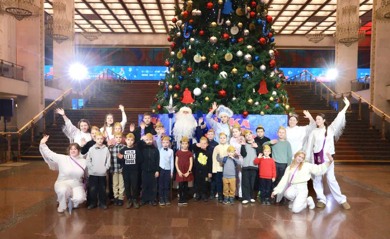 Около 30 детей участников СВО из Тамбовской области побывали на новогоднем квесте «Ёлка Победы» в Москве (6+) Около 30 детей участников СВО из Тамбовской области побывали на новогоднем квесте «Ёлка Победы» в Москве (6+)