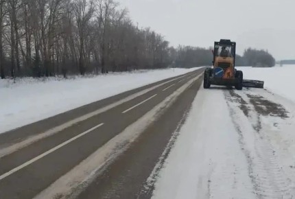 Подрядные организации, обслуживающие региональные автомобильные дороги Тамбовской области, перешли на усиленный круглосуточный режим работы из-за снегопада
