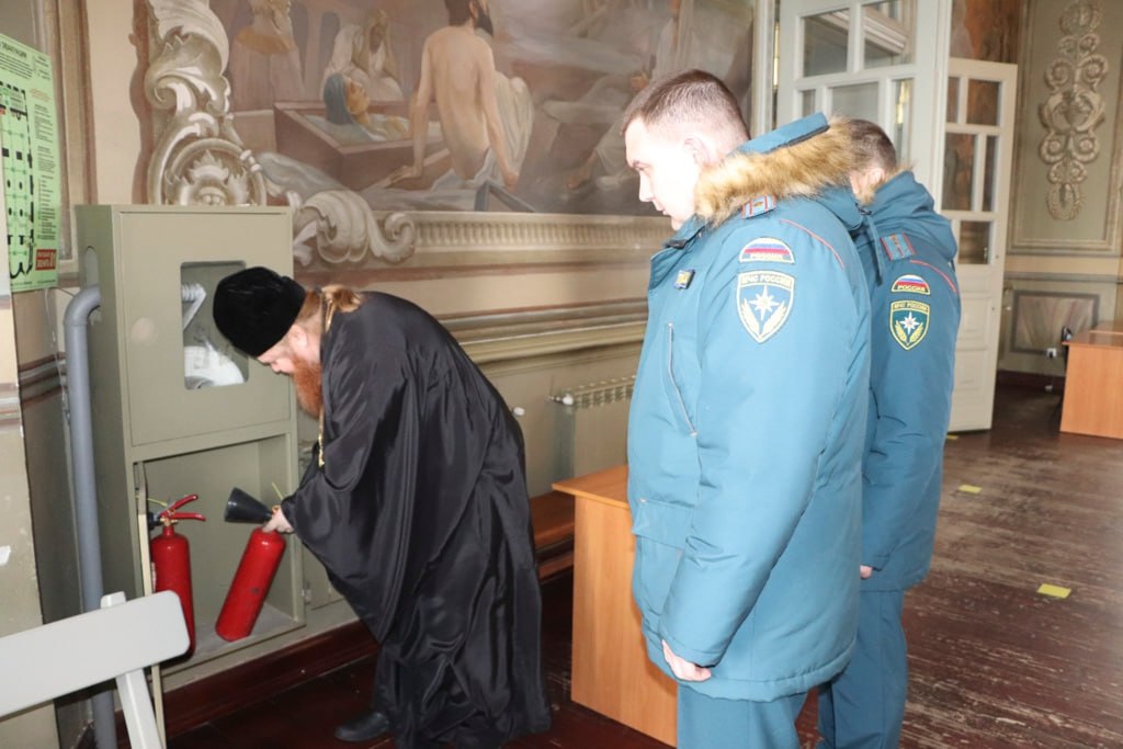 В Тамбове сотрудники МЧС в преддверии Рождества Христова проверили храмы и монастыри на соблюдение мер пожарной безопасности В Тамбове сотрудники МЧС в преддверии Рождества Христова проверили храмы и монастыри на соблюдение мер пожарной безопасности