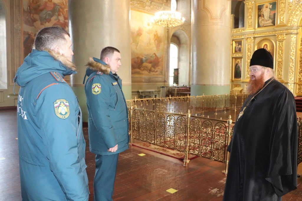 В Тамбове сотрудники МЧС в преддверии Рождества Христова проверили храмы и монастыри на соблюдение мер пожарной безопасности