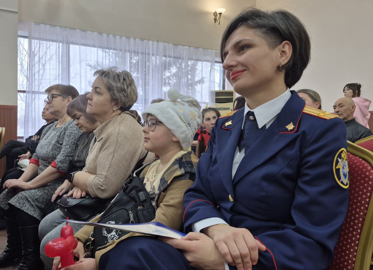 Представители следственного управления посетили новогоднее мероприятие для особенных детей Представители следственного управления посетили новогоднее мероприятие для особенных детей