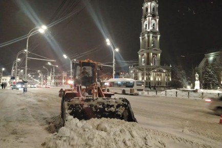 Городские службы продолжают ликвидировать последствия вечернего снегопада