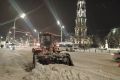 Городские службы продолжают ликвидировать последствия вечернего снегопада