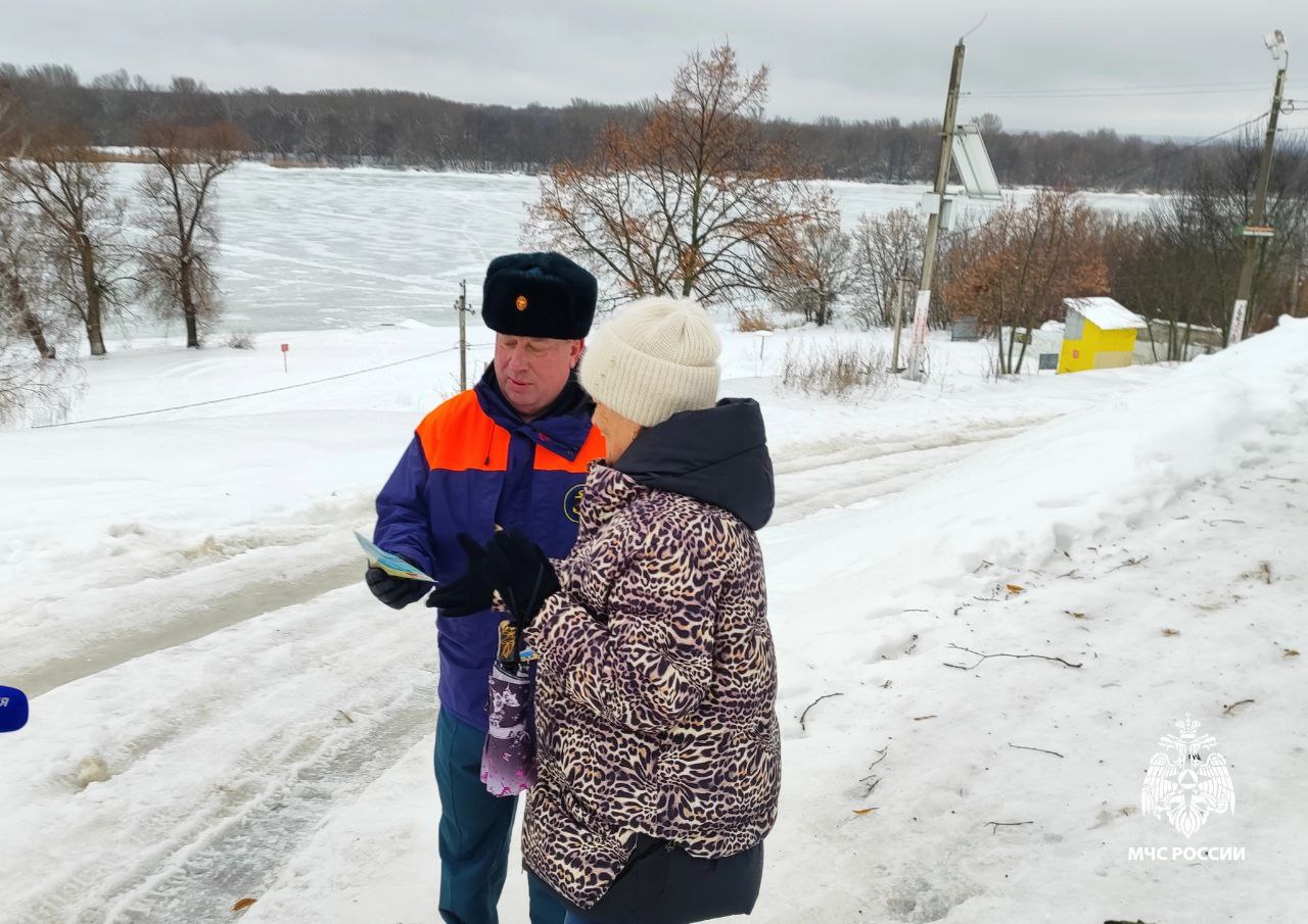 Лед тонкий для всех!!!. Сотрудники ГУ МЧС России по Тамбовской области каждый день напоминают тамбовчанам и гостям: на водоем сейчас выходить нельзя! Дождь и положительная температура воздуха делают лед водоемов пористым...